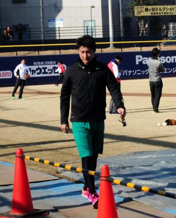 千葉・鎌ケ谷で自主トレを行う日本ハム・浅間