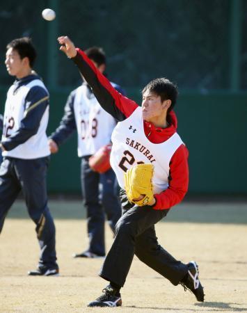 　新人合同自主トレでキャッチボールをする巨人ドラフト１位の桜井＝川崎市のジャイアンツ球場