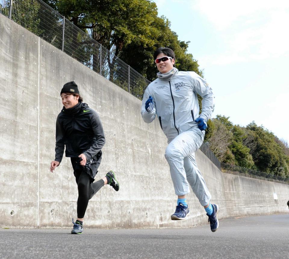 自主トレで坂道ダッシュをする大谷。左は中村