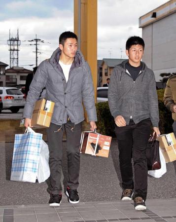 　小沢（右）と買い物に出掛け、掃除機などを買って帰った高橋