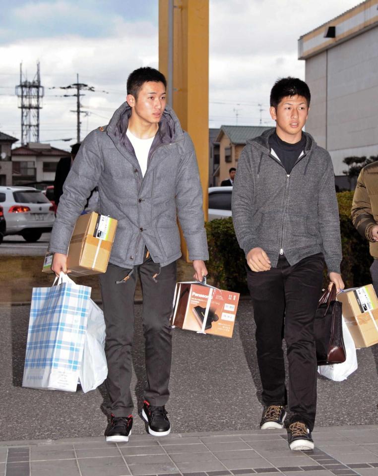 　小沢（右）と買い物に出掛け、掃除機などを買って帰った高橋