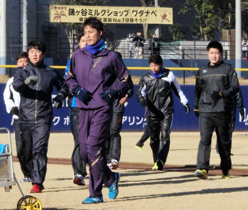 新人合同自主トレに参加した上原（手前左から２人目）ら日本ハム新人選手＝千葉・鎌ケ谷