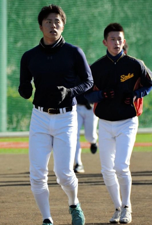 チームの練習始めでランニングする創価大・田中（左）＝東京都八王子市の同大グラウンド