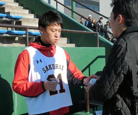 サインに応じる桜井