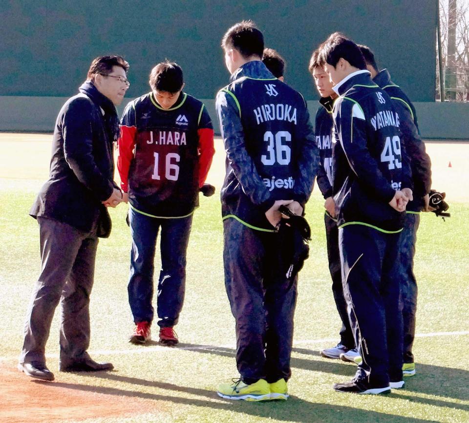 　合同自主トレ初日に新人６人に訓示した真中監督（左端）