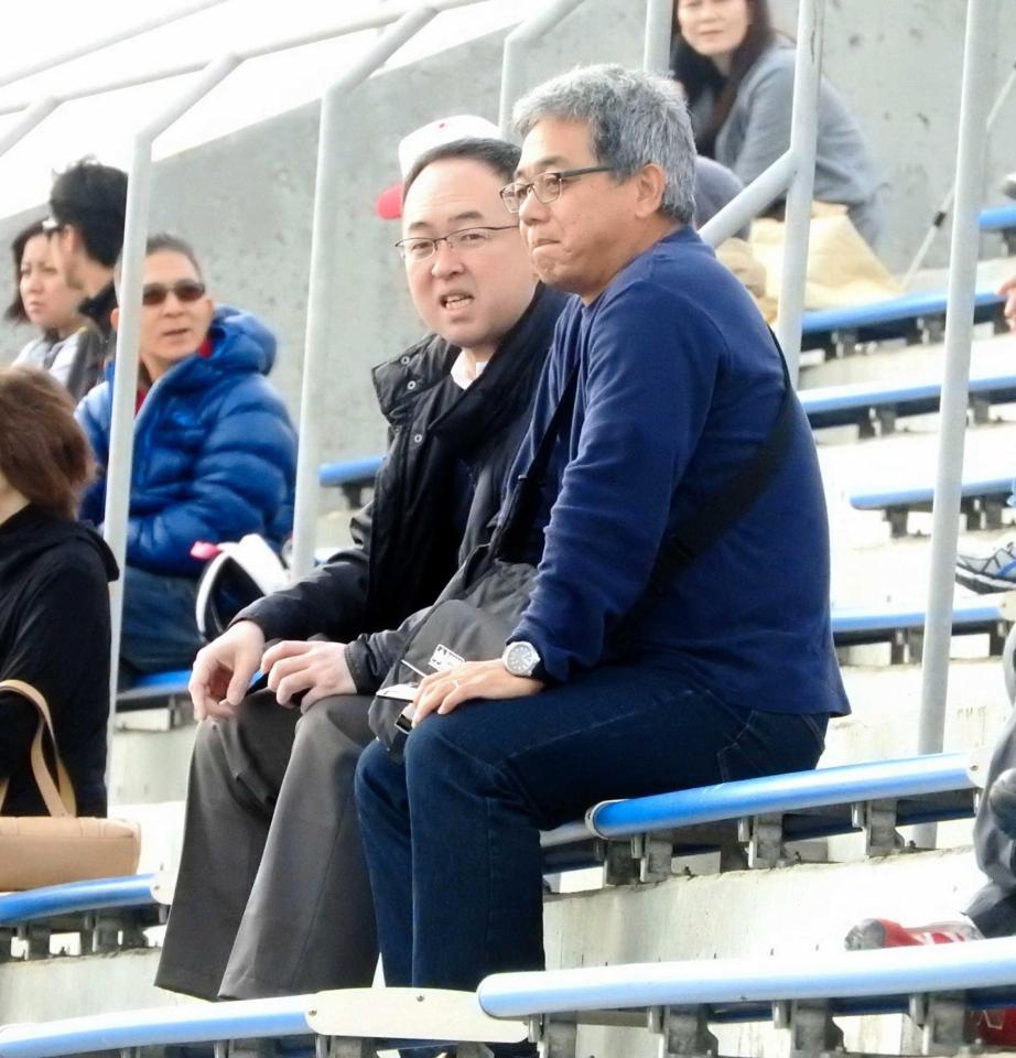 　高校生の動きに熱視線を送る堤ＧＭ（左）