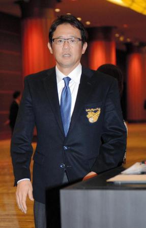 　前夜祭の会場に入る古田氏