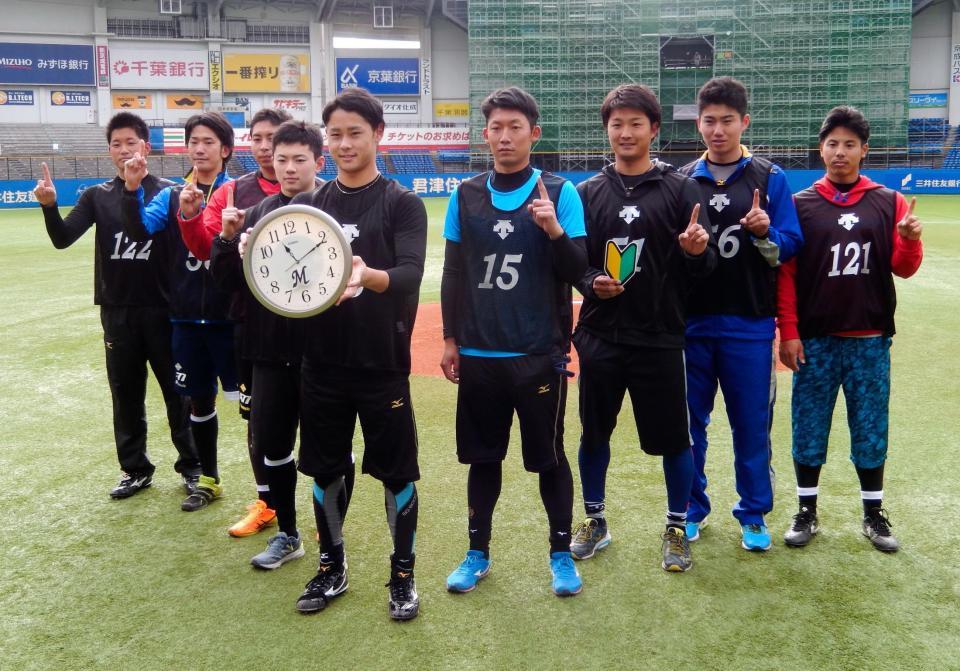 １１時１１分１１秒を指す時計を持つ平沢（中央）。（左から）成田、東條、高野、柿沼、関谷、信楽、原、大木