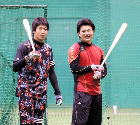 バットを手に談笑するヤクルト・山田（左）と阪神・北條