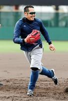 ノックを受け軽快な動きをみせるＴ-岡田＝神戸市須磨区の総合運動公園サブ球場（撮影・持木克友）