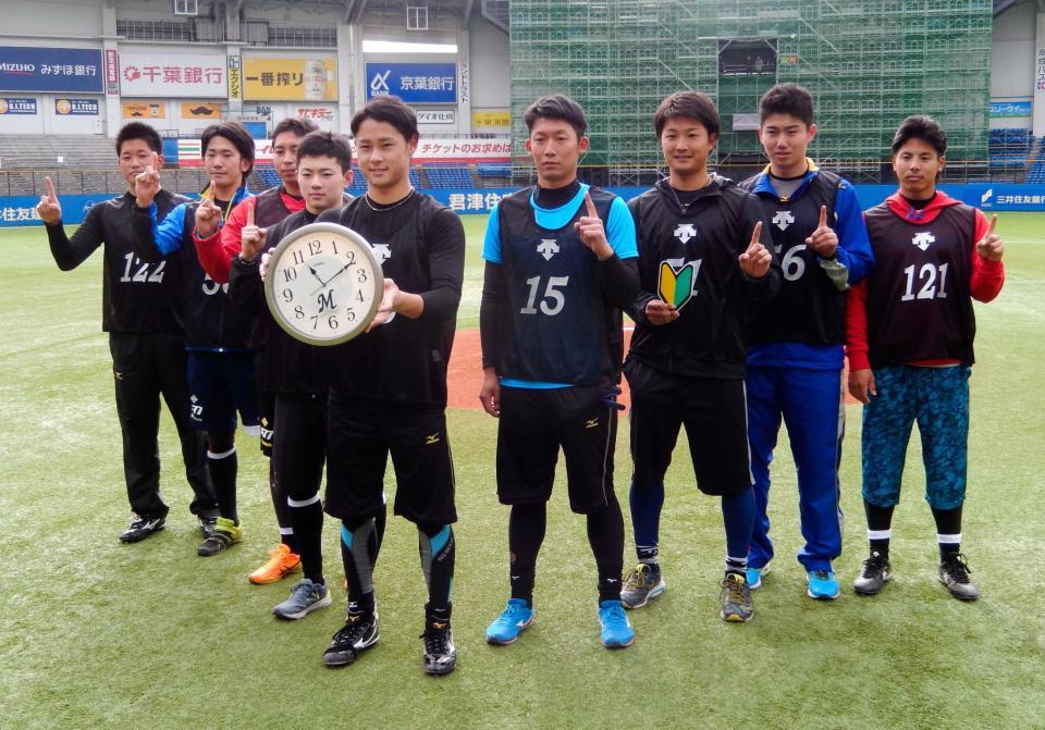 　１１時１１分１１秒を指す時計を持つ平沢