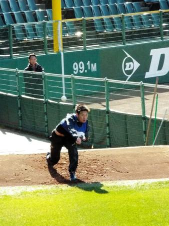 酒井投手コーチが見守る中、初めてブルペン入りした近藤大