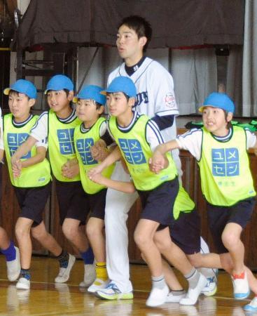 　埼玉県坂戸市の小学校を訪れ、児童と一緒にゲームをする西武・秋山＝１５日