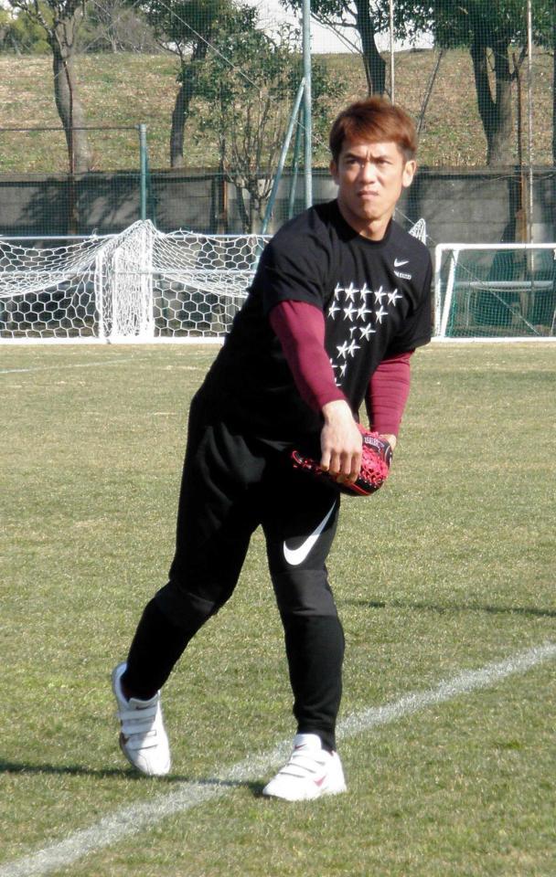 自主トレを公開し、キャッチボールする松井稼