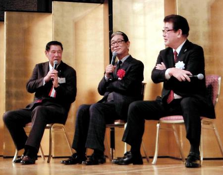 　法大野球部１００周年記念式典でトークショーを行う（左から）田淵氏、星野楽天副会長、山本氏