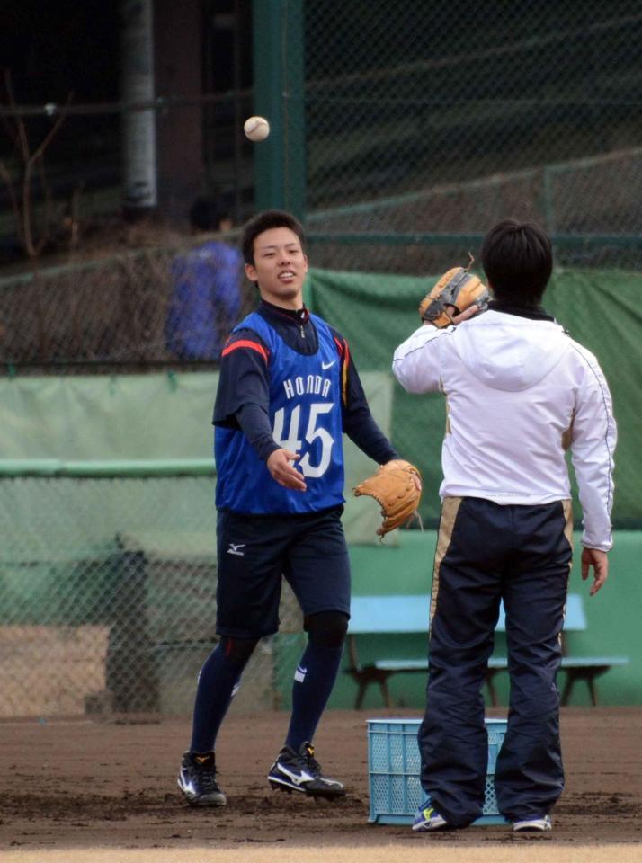 　新人合同自主トレで体を動かす本田