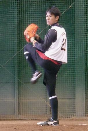 　ブルペンで投球練習する巨人の桜井＝１７日、川崎市のジャイアンツ球場