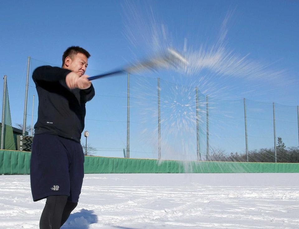 　雪玉をバットで打ち砕く森