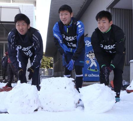 呉屋（左）、佐藤（中）と雪玉をころがす小笠原