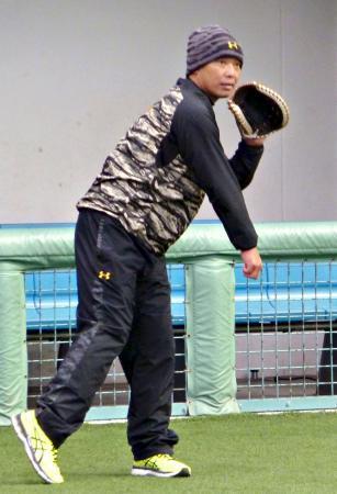 　自主トレでキャッチボールする巨人・阿部＝宮崎市