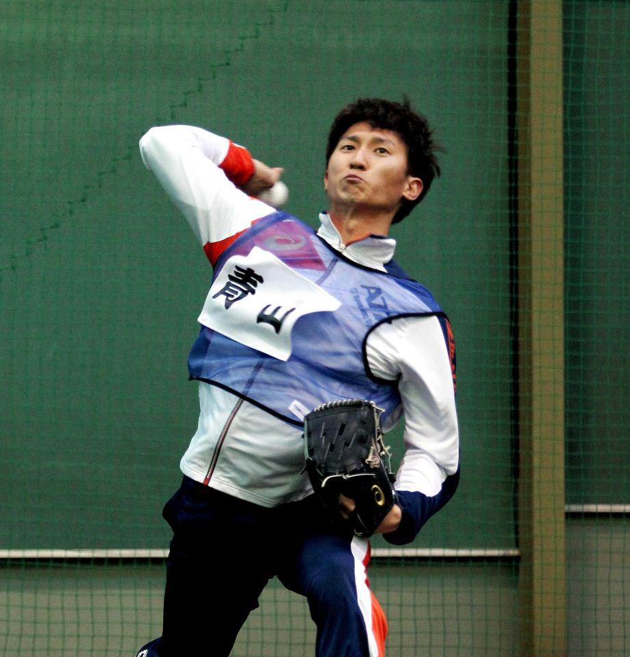 　ブルペンに入り、力投する青山