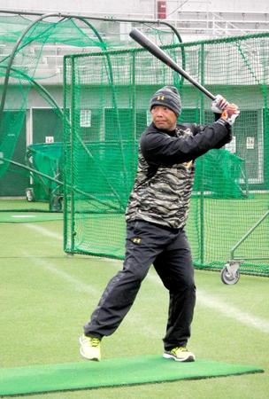 　ティー打撃を行う阿部