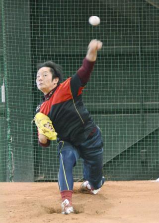 　自主トレーニングで投球練習する楽天の松井裕＝コボスタ宮城