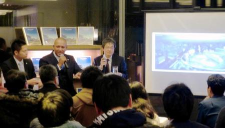 スクリーンに映された横浜スタジアムの“未来予想図”を見ながら話すラミレス監督（左から２人目）