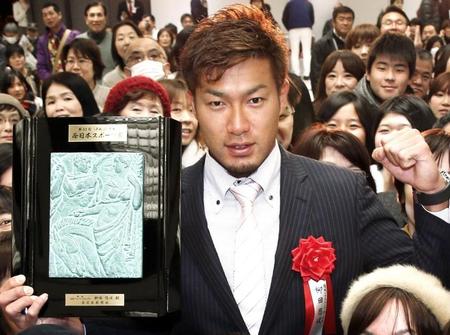 西日本スポーツ賞の表彰式とトークショーの参加者に囲まれ、受賞を祝福される柳田