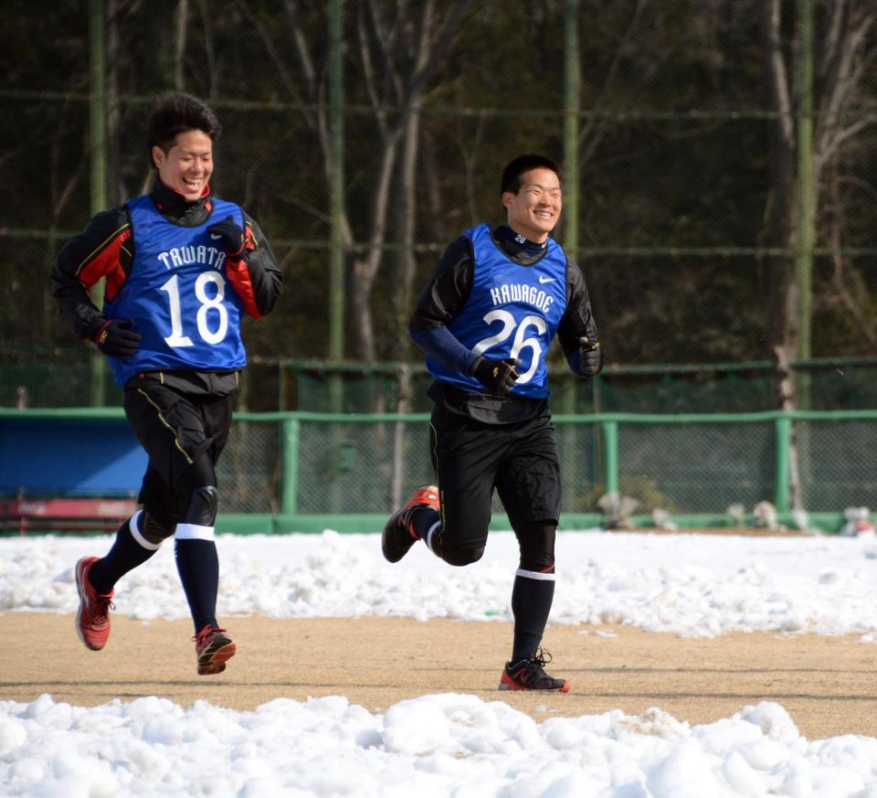 　雪の残る西武第二球場を走るドラフト２位の川越。左は１位の多和田