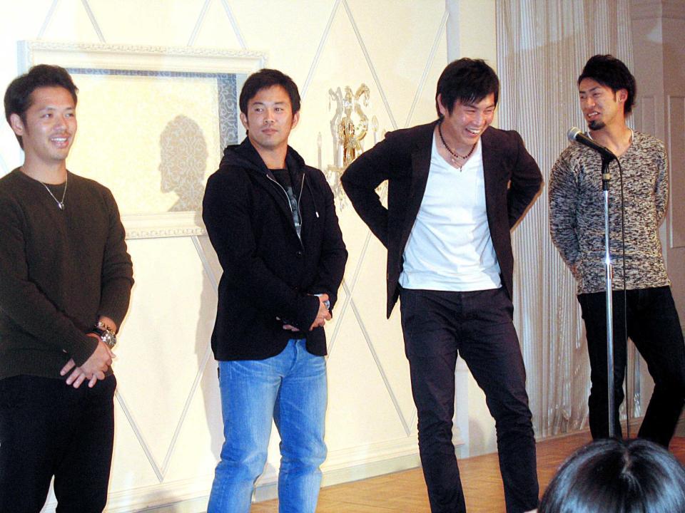 ファンミーティングに参加した（左から）小川、雄平、川端、秋吉