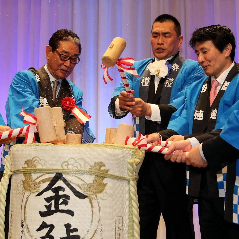 引退記念パーティーで鏡開きをする山本昌広氏（中央）。楽天の星野副会長（左）とワールドウィングの小山代表（右）