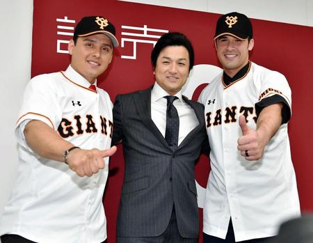 高橋監督（中央）を挟んでポーズを決めるクルーズ（左）とギャレット（撮影・出月俊成）