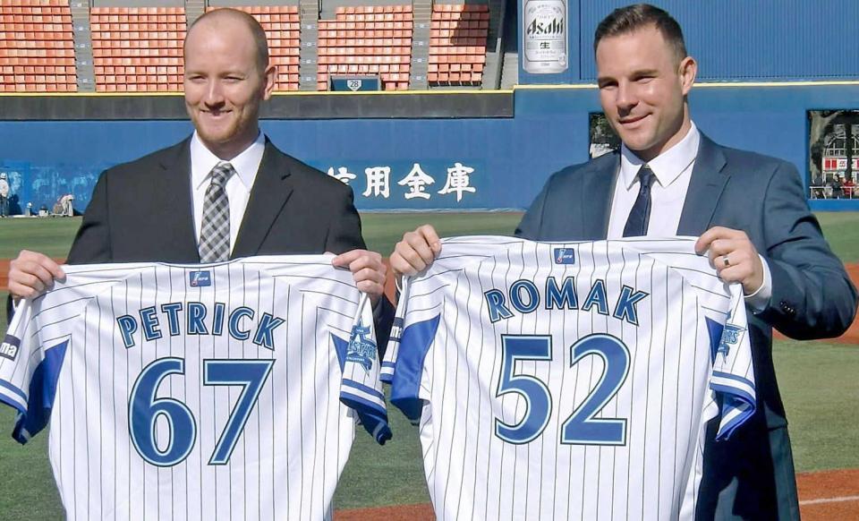 　ユニホームを手にするロマック（右）とペトリック