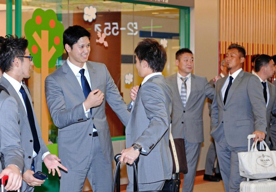 搭乗前にチームメートと談笑する大谷（左から２人目）