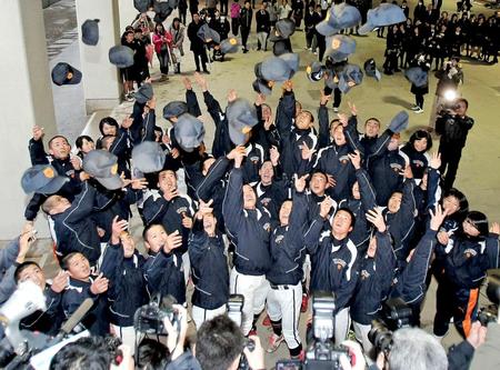 　センバツ出場が決まり、喜びを爆発させる高松商ナイン（撮影・持木克友）
