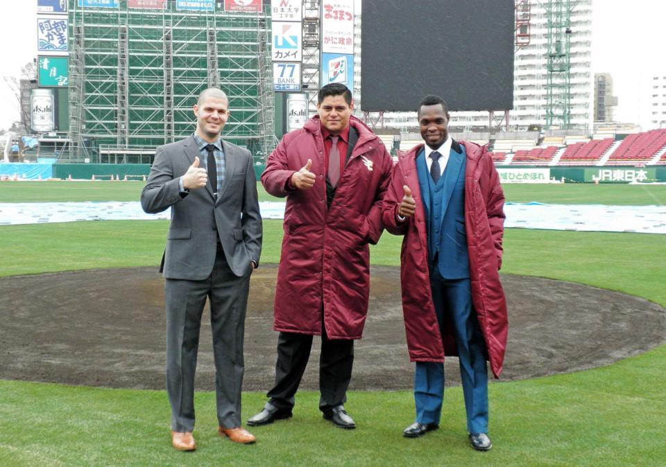 　天然芝に張り替えられたグラウンドに立つ（左から）ブリガム、アマダー、リズ