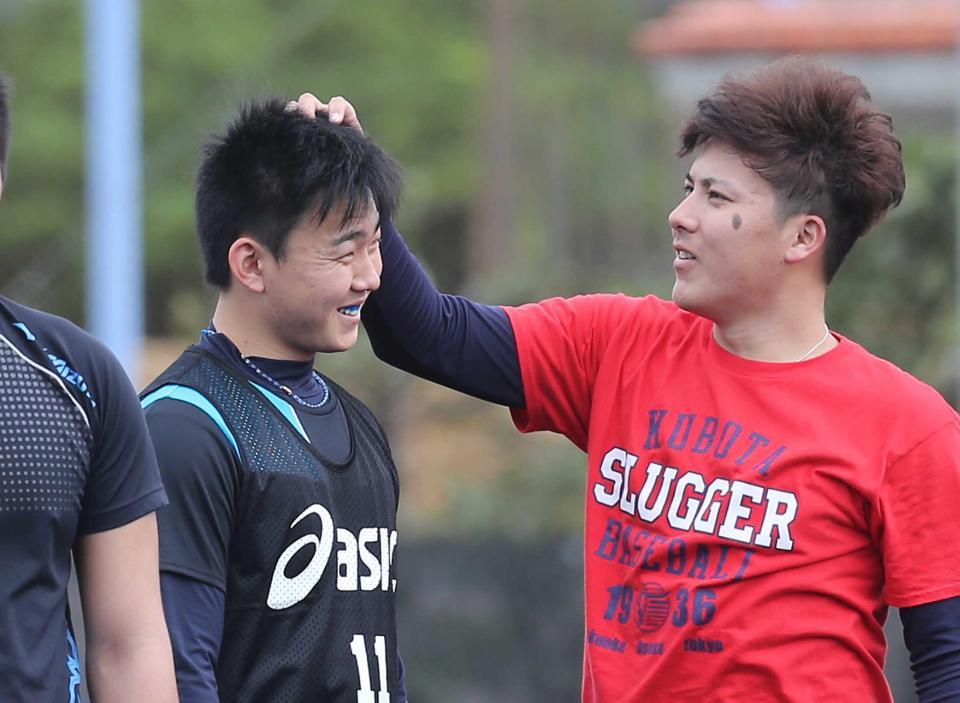 　若松（右）から髪を触られる小笠原