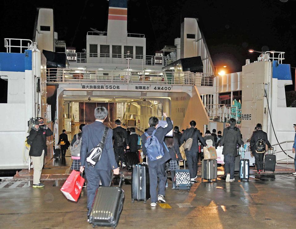 　高松港から小豆島に向かうフェリーに乗り込む小豆島高校の生徒たち