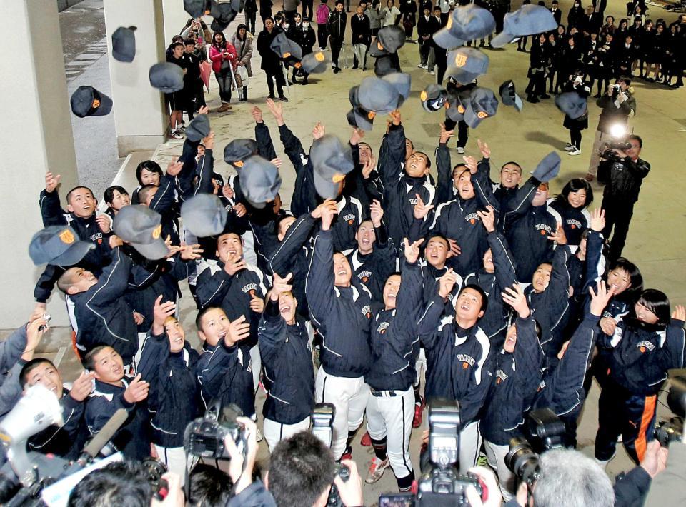 　センバツ出場が決まり、喜びを爆発させる高松商ナイン（撮影・持木克友）