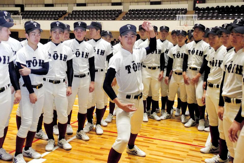 　センバツ出場が決まった大阪桐蔭ナインとエースの高山（中央）