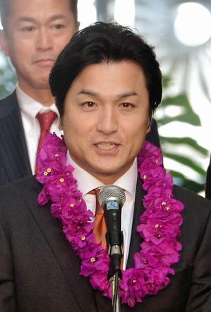 歓迎セレモニーであいさつする巨人・高橋監督＝宮崎空港（撮影・堀内翔）