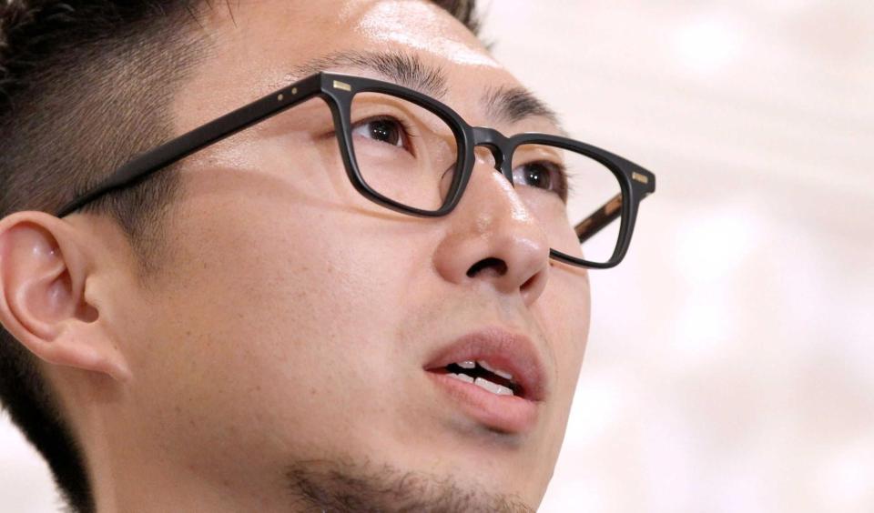 　キャンプインを前に報道陣の質問に答える金子