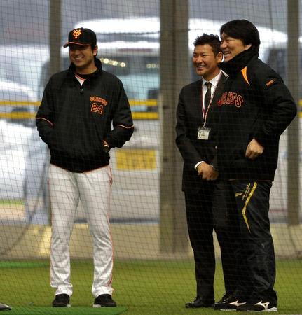 談笑する（左から）巨人・高橋監督、高橋尚成氏、松井氏
