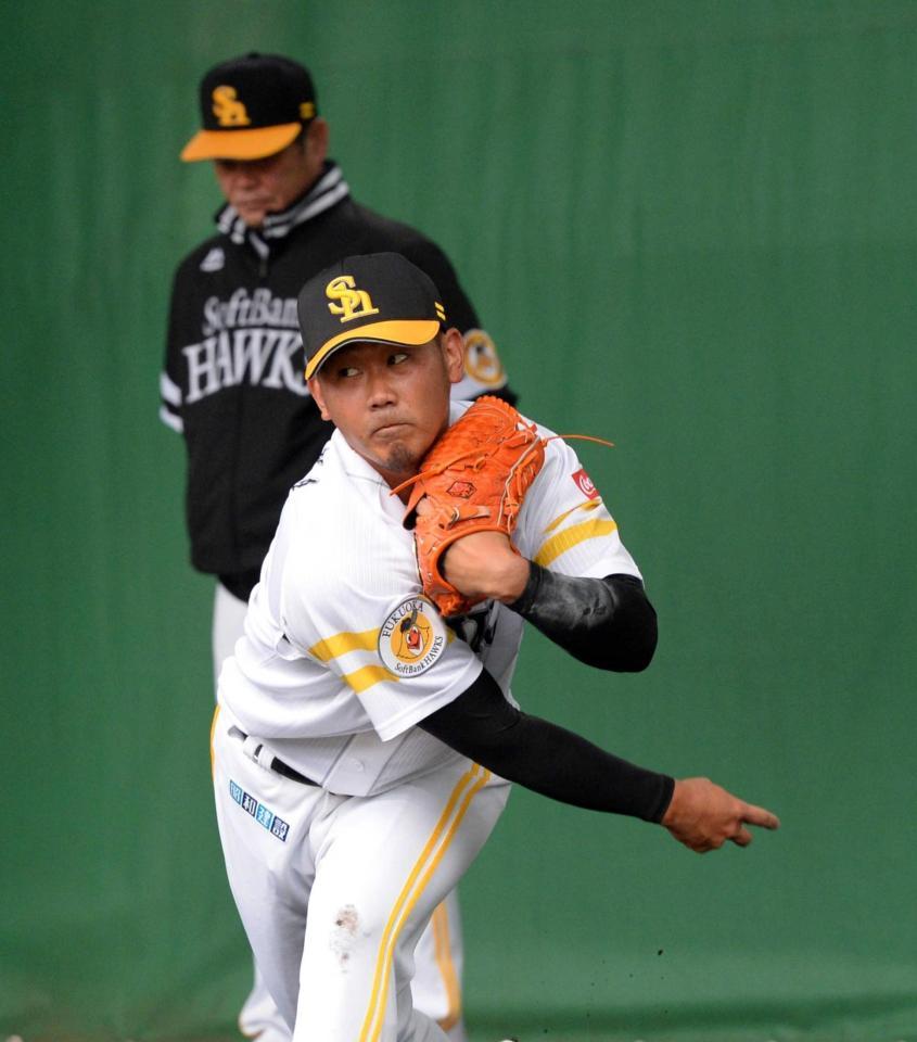 工藤監督（奥）が見つめる中、投球練習する松坂