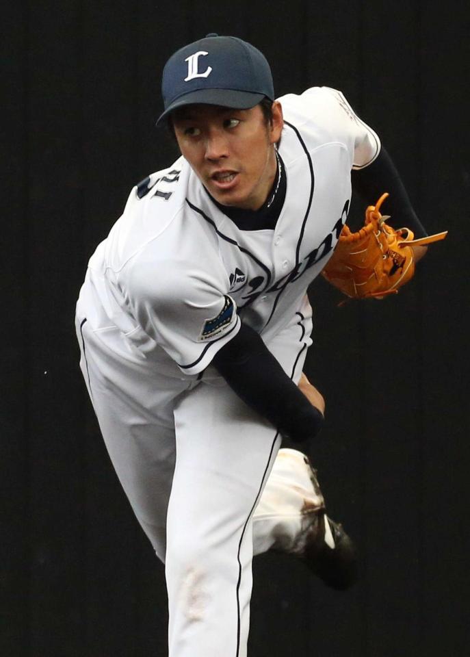 力のこもった球を投げ込む岸