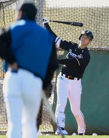 　栗山監督（手前）が見つめる中、打撃練習する日本ハム・大谷＝ピオリア（共同）