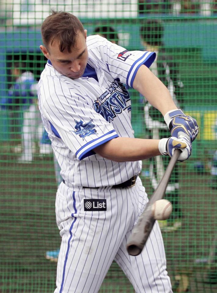 　ティー打撃をするロマック