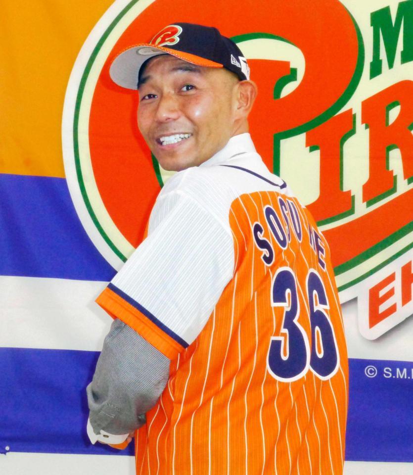 　愛媛マンダリンパイレーツへの入団会見で背番号を見せる、お笑いコンビ「３６０゜モンキーズ」の杉浦双亮