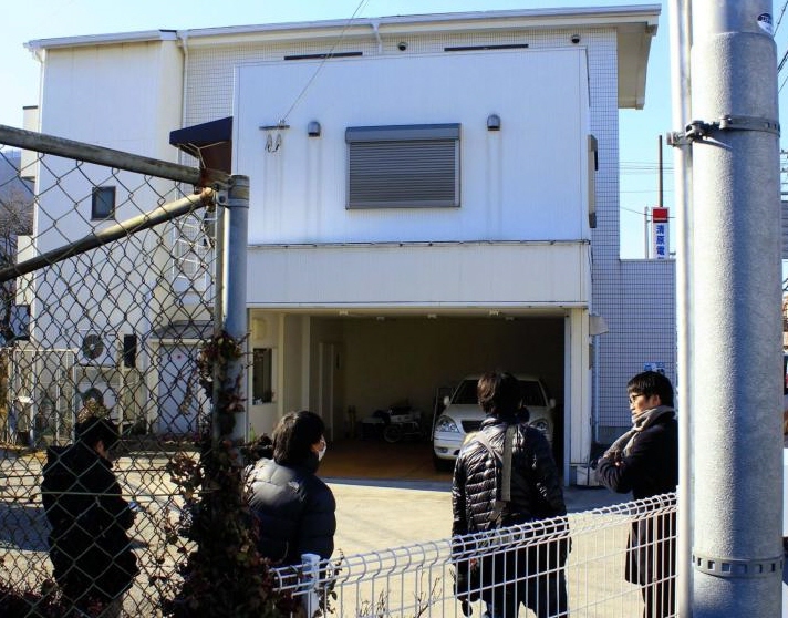 清原容疑者の実家には、朝から報道陣が集まった＝大阪府岸和田市